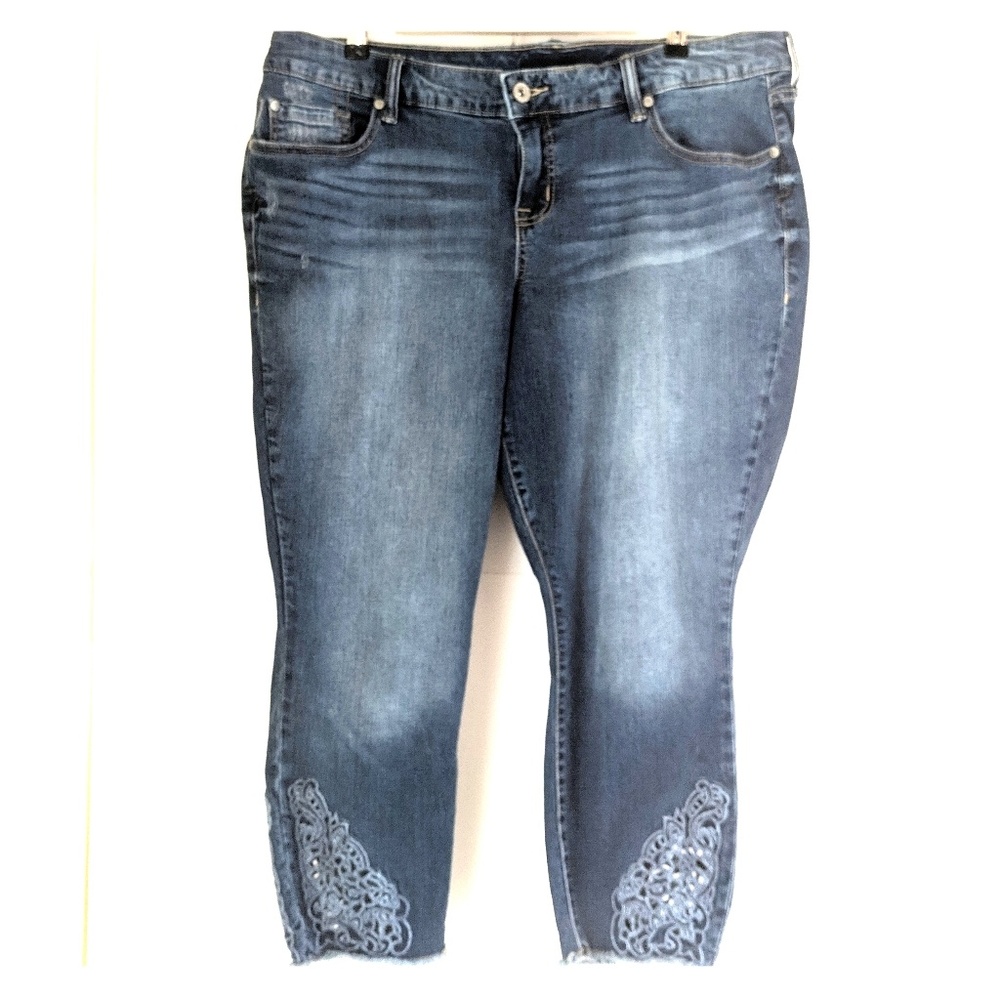 Torrid skinny embroidered crop